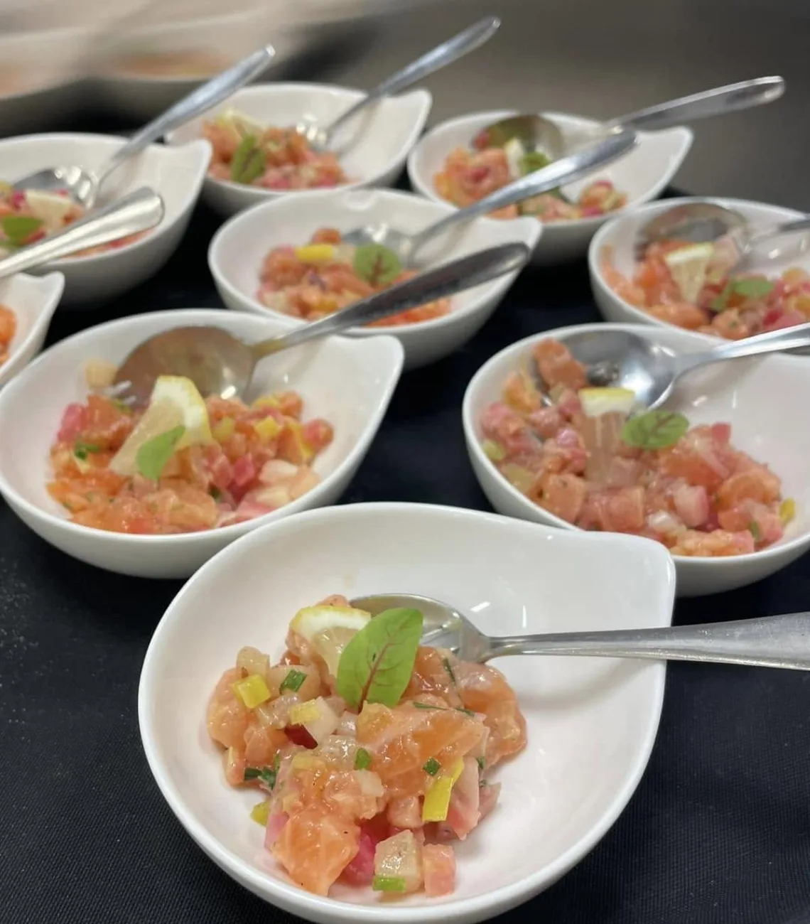 Verrines de tartare de saumon dressées une à une par LéLu Traiteur