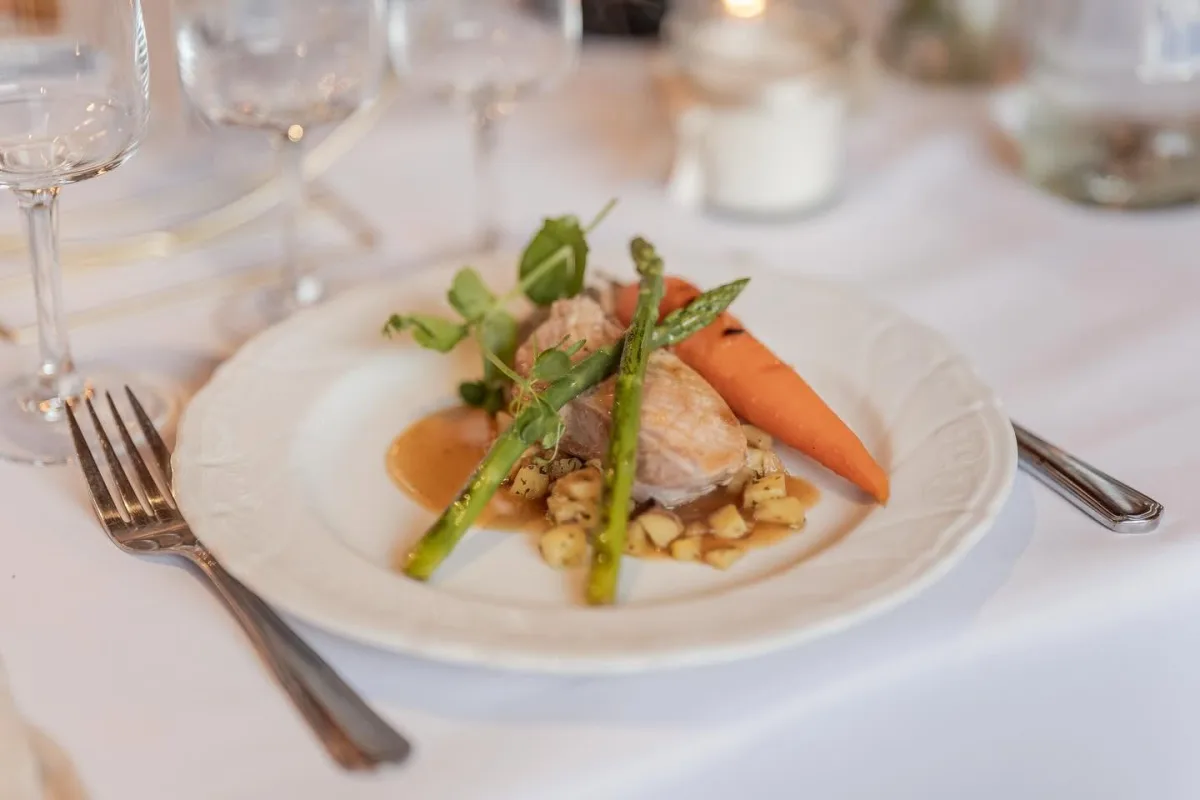 Assiette de fête : filet de volaille, asperge verte et carotte fane